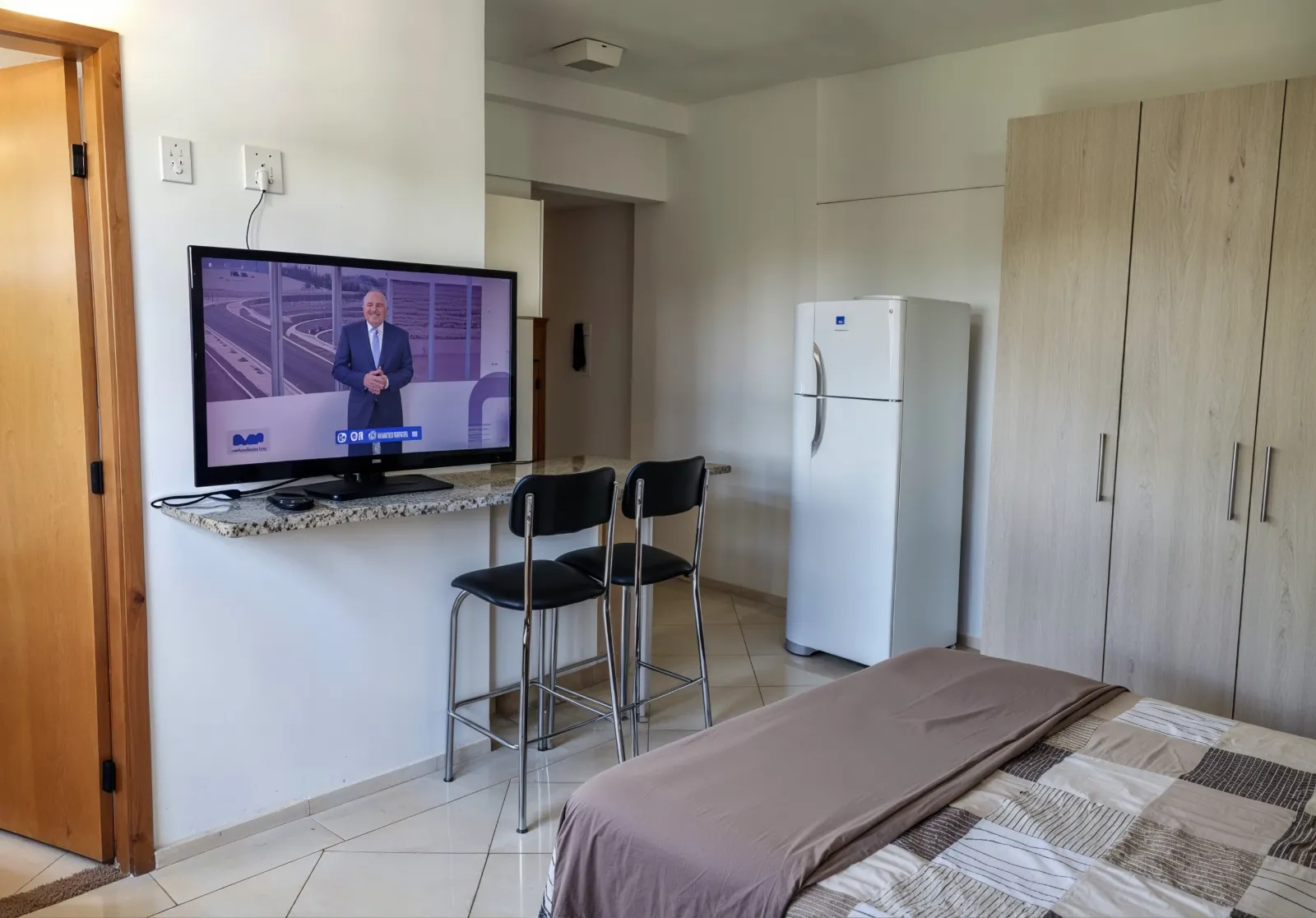 Apartamento do Spot com cozinha, TV e geladeira